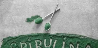 word spirulina written on spirulina powder